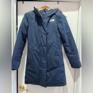 Women’s North Face Arctic Parka - Sz. XS -               Color navy blue
